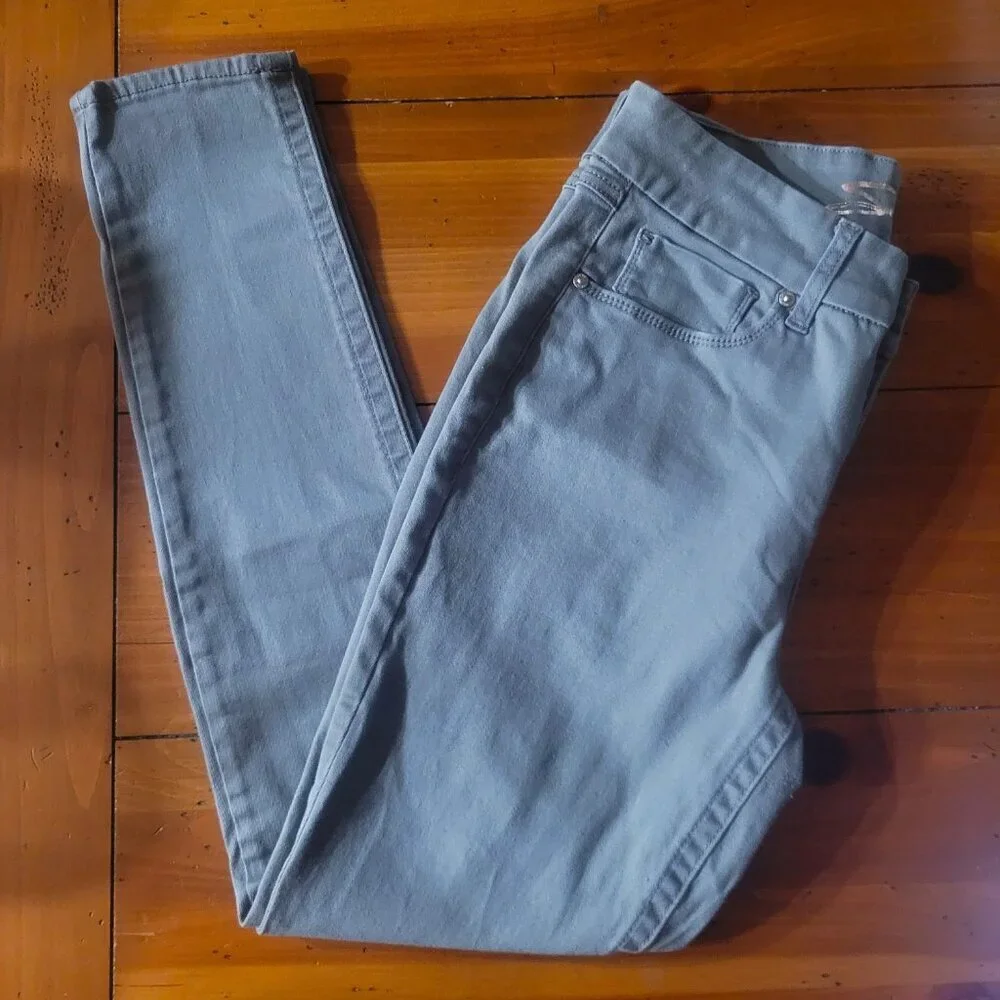 NWOT! SEVEN7 - Lt Olive High Rise Skinny 